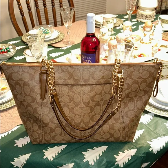 NWOT Coach Tan Signature Tote with Gold Hang Tag - Picture 2 of 8